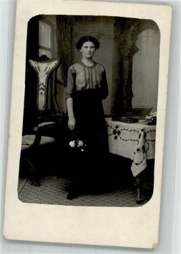 Ottobeuren 1915 Junge Frau mit Rosen im Fotostudio Ort lt. Stempel
