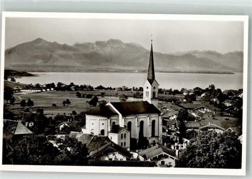 Chieming mit Kirche Maria Himmelfahrt Hochplatte und Kampenwand Fotograf Albert Regele