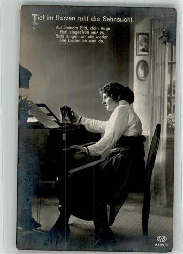 1918 Junge Frau am Klavier betrachtet Bild ihres Liebsten Nr. 2499/6