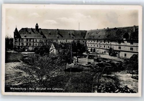 Weißenburg Burghof mit Cisterne