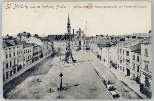 Pölten Rathausplatz mit Franziskanerkirche und Dreifaltigkeitssäule