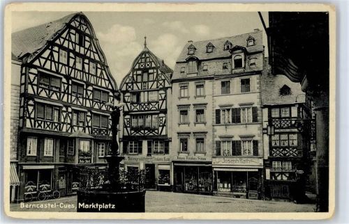 Bernkastel-Kues Marktplatz mit Brunnen Geschäft