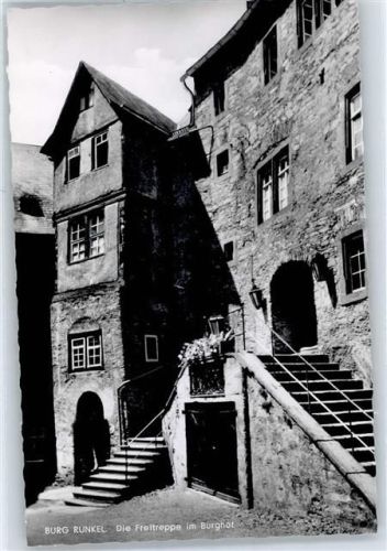 Runkel Die Freitreppe im Burghof