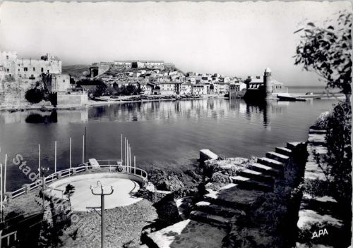 Cotlliure La Ville le Clocher et la Chateau Fort