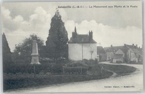 Autainville Le Monument aux MOrts et la Poste
