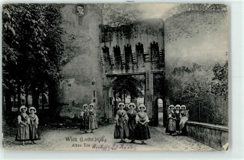 Wuisse Altes Tor Mädchen in Tracht