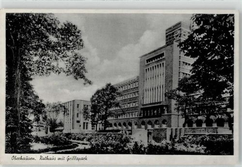 Oberhausen Rathaus mit Grillopark