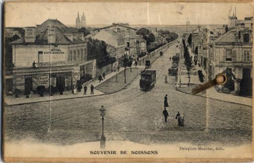 Soissons Soissons (Frankreich) Leporello auf Holz, Teilansicht, Strassenbahn, Hotel Cafe de la Gare I-II