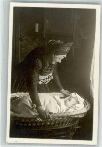 Nieblum Mutter in Tracht an der Babywiege Ort lt. Fotograf Wehking