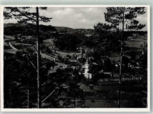 Obertrubach Panorama des Ortes mit der Pfarrkirche St. Laurentius und Friedhof