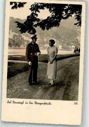 1941 Landser in Uniform im Gespräch mit junger Frau beim Sonntagsspaziergang Feldpost München