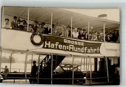Besucher an Bord eines Schiffes Grosse Hafen-Rundfahrt