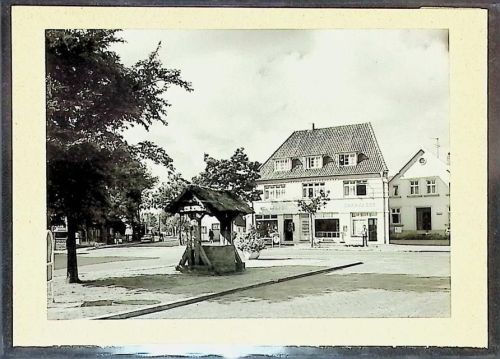 Duhnen Foto montiert auf Karton Dorfbrunnen Fotograf Otto Schulze
