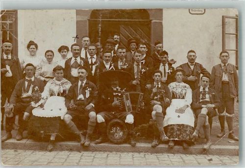 1910 Gruppenaufnahne einer gemischten Gesellschaft in Tracht Privatfoto AK