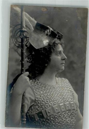 Leipzig Schauspielerin in klassischer Rüstung Ort lt. Fotograf Fritz Reinhard