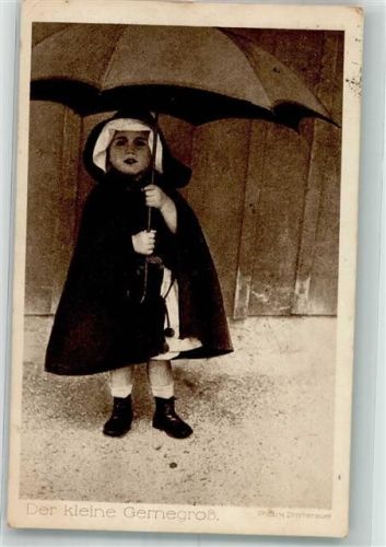 1917 Kleines Mädchen mit Regencape und Regenschirm Fotograf Zimmerauer Deutscher Verein für Kinder-Asyle