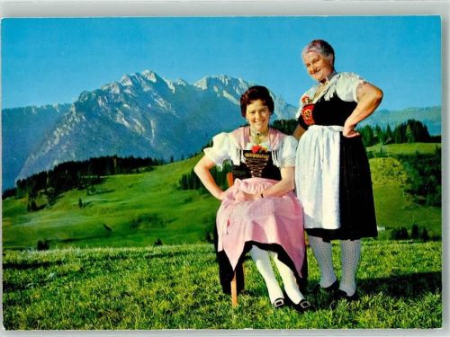 Golling Jodlerinnen Wawi und Cilli in Tracht