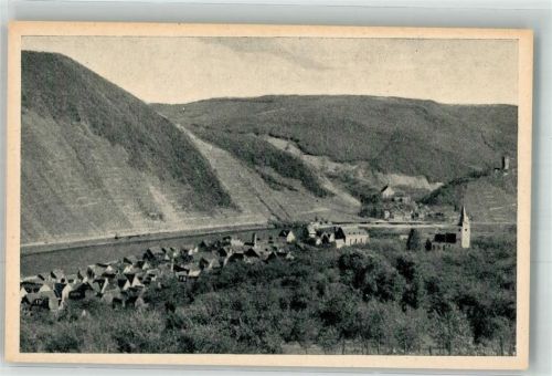 Ellenz Panorama des Ortes an der Mosel mit Friedhofskirche St. Martin und Beilstein