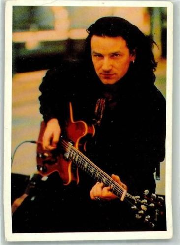 Portrait des Sängers Bono mit Gitarre