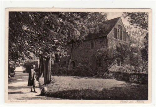 Lindow Lindow i.d.M.. Abgebildet ist eine Partie am Kloster. Postalisch befördert mit Marke und Stempel 1926. Kleiner Knick an der oberen rechten Ecke und an der unteren linken Ecke, sonst gut erhalten.