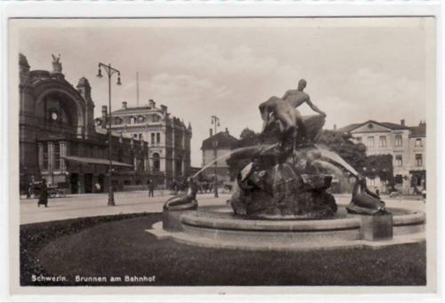 Schwerin Schwerin i. Meckl. mit Brunnen am Bahnhof ungelaufen Top Erhaltung.