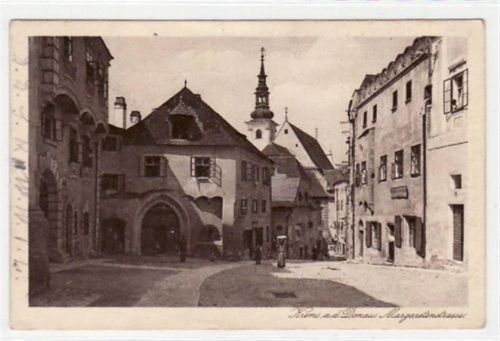 AK Krems an der Donau. Margaretenstrasse gelaufen am 20.09.1927. Leichter Schriftdurchdruck, leicht stockfleckig, leichter Bug oben rechts, sonst gut erhalten.