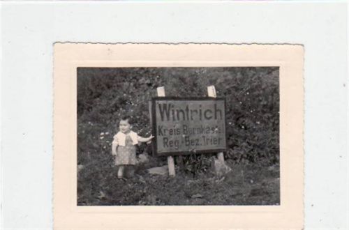Foto Wintrich, Kreis Bernkastel mit kleinem Mädchen am Schild. Größe: 10,5 x 7,7. Gute Erhaltung.