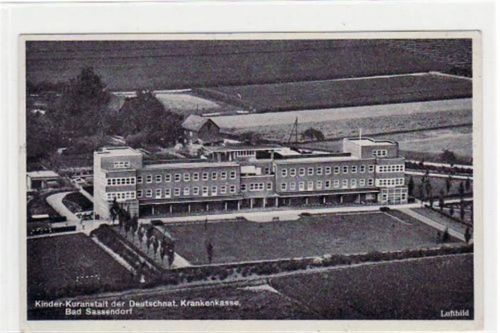 Bad Sassendorf mit Kinder-Kuranstalt der Deutschnat. Krnakenkasse gelaufen, mit Marke und Stempel von 1933 kleiner Knick oben rechts und unten links, sonst gut erhalten