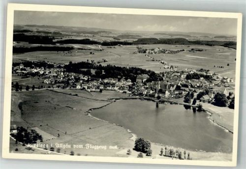 Kißlegg Fliegeraufnahme des Ortes mit Zeller See und Kirche St. Gallus