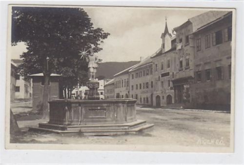 Fotokarte von Aigen. Strassenpartie Brunnen gelaufen am 20.07.1927. Leicht fleckig, sonst gut erhalten. PLZ 4160.