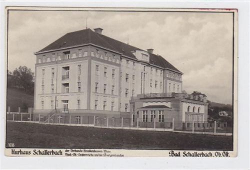 Fotokarte von Bad Schallerbach. Kurhaus der Verbands - Krankenkassen Wien gelaufen am 15.02.1926. Leicht stockfleckig, leichter Bug oben in der Mitte, leichter rötlicher Fleck auf der Vorder- und Rückseite. sonst gut erhalten. PLZ 4701.