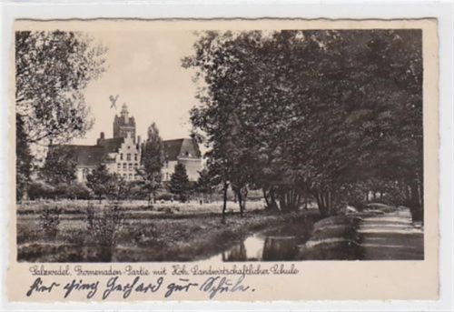 Salzwedel Promenaden-Partie mit Höh. Landwirtschaftlicher Schule. Leicht fleckig. Linke obere Ecke leicht beschädigt. Rückseite leicht fleckig, sonst gut erhalten.