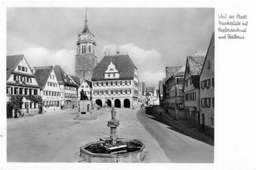 Weil der Stadt. Marktplatz mit Keplerdenkmal und Rathaus gelaufen. Leichter Stempeldurchdruck, kleiner Knick unten links, sonst gut erhalten