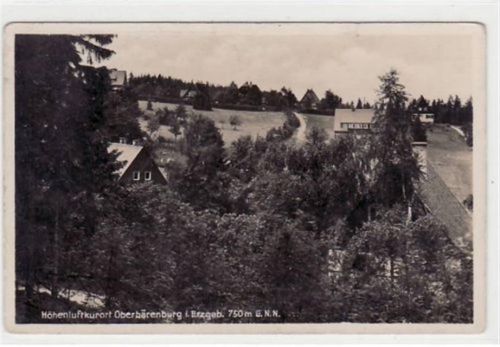 Kurort Bärenburg Oberbärenburg i. Erzgeb. mit Teilansicht. Feldpost, mit Stempel von 1942. Leicht abgerundete Ecke n, leicht fleckig, sonst gut erhalten.