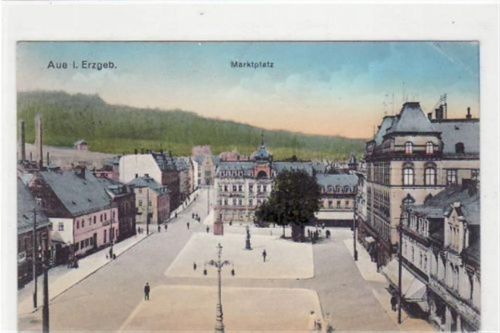 Aue Aue mit Marktplatz. Feldpost, mit Stempel von 1915. Gute Erhaltung.