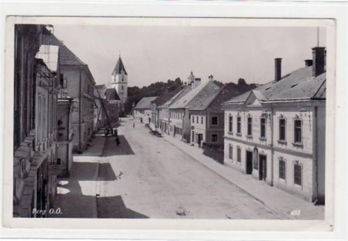 Perg mit Straßenpartie gelaufen von 1943 kleiner Knick oben links, oben rechts, unten rechts und am rechten Rand in der Mitte, leicht fleckig, sonst gut erhalten