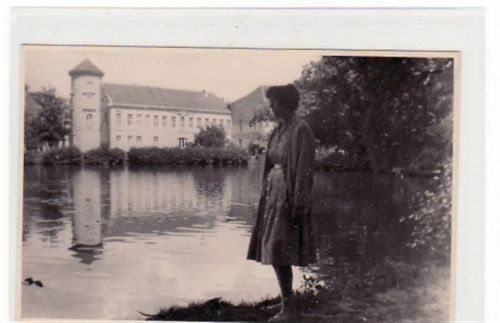 Rheinsberg Altes Echtfoto von Rheinsberg i.d.M.. Abgebildet ist eine Schloßansicht mit einer Frau. Postalisch nicht befördert. Top Erhaltung.