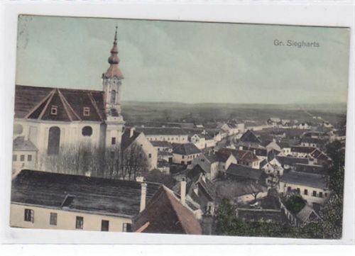 AK von Groß Siegharts. Teilansicht Kirche gelaufen am 12.10.1909. Leicht fleckig, sonst gut erhalten.