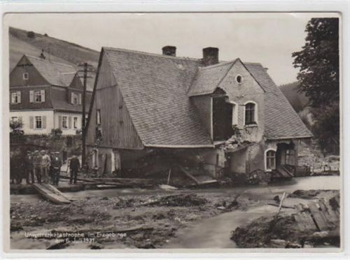 Johanngeorgenstadt Johanngeorgenstadt. ein durch die Unwetterkatastrophe am 06.07.1931 zerstörtes Haus. Ungelaufen kleiner Knick oben links, leicht bügig, sonst gut erhalten
