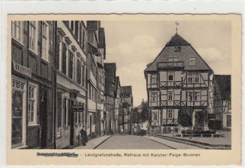 Hessisch Lichtenau Hessisch - Lichtenau. Landgrafenstraße Rathaus mit Kanzler - Feige - Brunnen. Feldpost, Stempel von 1940 kleiner Knick unten links, sonst gut erhalten