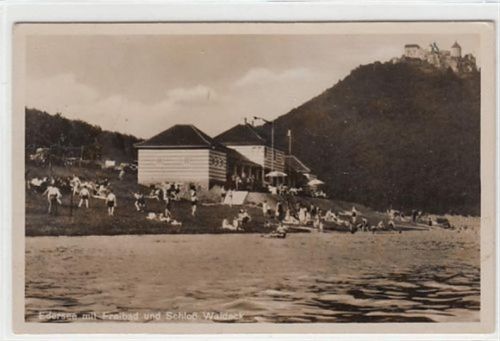 Waldeck Waldeck. Edersee mit Freibad und Schloß Waldeck. Feldpost, Stempel von 1942. Leichter Stempeldurchdruck, leicht bügig, sonst gut erhalten