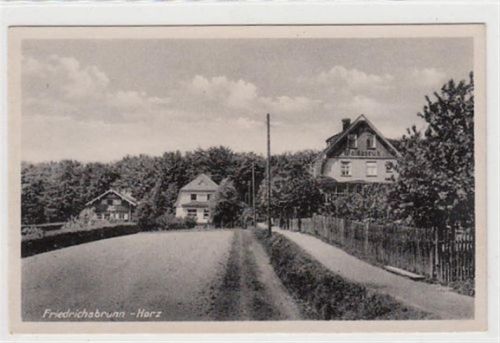 Friedrichsbrunn Friedrichsbrunn im Harz. Straßenpartie mit Haus Waldesruh. ungelaufen handschriftliches Datum von 1954. Gute Erhaltung.