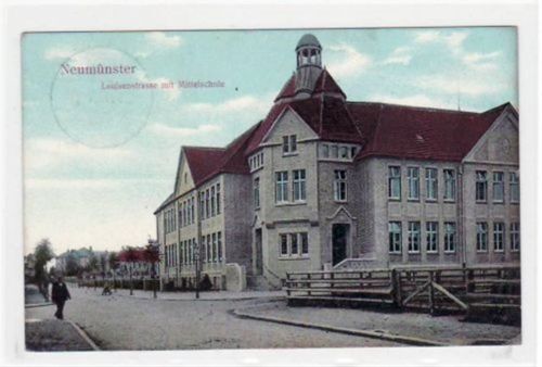 Neumünster Neumünster mit Louisenstrasse und Mittelschule gelaufen, Marke entfernt. Leichter Stempeldurchdruck, sonst gut erhalten