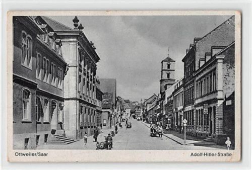 Ottweiler an der Saar. Adolf-Hitler-Straße. Karte beschrieben kleiner Knick oben und unten rechts, leichter Knick rechte Seite, leicht fleckig, sonst gut erhalten WK II
