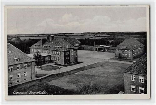 Eckernförde Ostseebad Ecke rnförde. Kaserne gelaufen. Leichter Stempeldurchdruck, kleiner Knick unten rechts, sonst gut erhalten