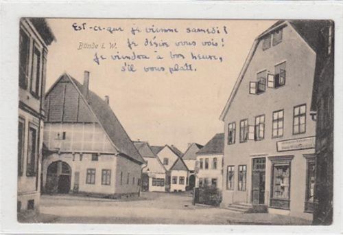 Bünde in Westfalen. Straßenpartie mit Drogen-Handlung gelaufen, 1907. Leichter Bug auf der linken Seite in der Mitte, an den Ecke n und Rändern kleine Knicke und Abschürfungen, sonst gut erhalten