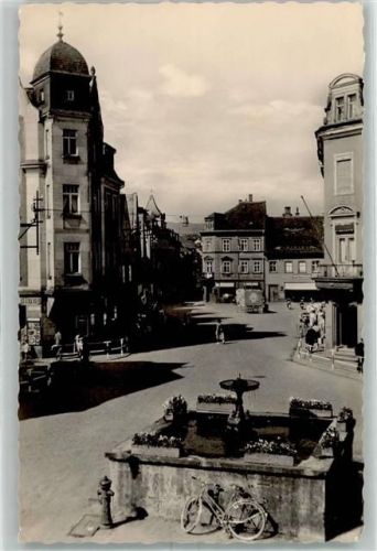 Pulsnitz Ziegenbalgplatz Brunnen Fahrrad Handlung