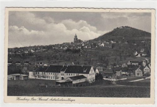 Homberg Homberg, Bez. Kassel. Arbeitsdienstlager im Vordergrund gelaufen, Marke entfernt, handschriftliches Datum von 1939 kleiner Knick oben und unten rechts, sonst gut erhalten WK II