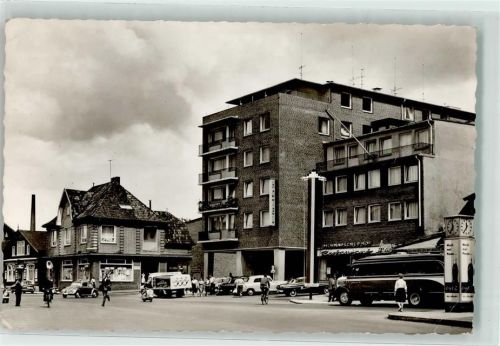 25524 W2210 Itzehoe Gebrauchsspuren Hotel Dithmarscher Hof Straßenuhr VW-Käfer Reisebus Motorroller