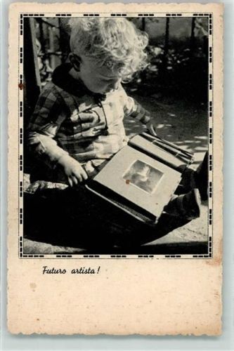 1920 Kind schaut ein Album an AK